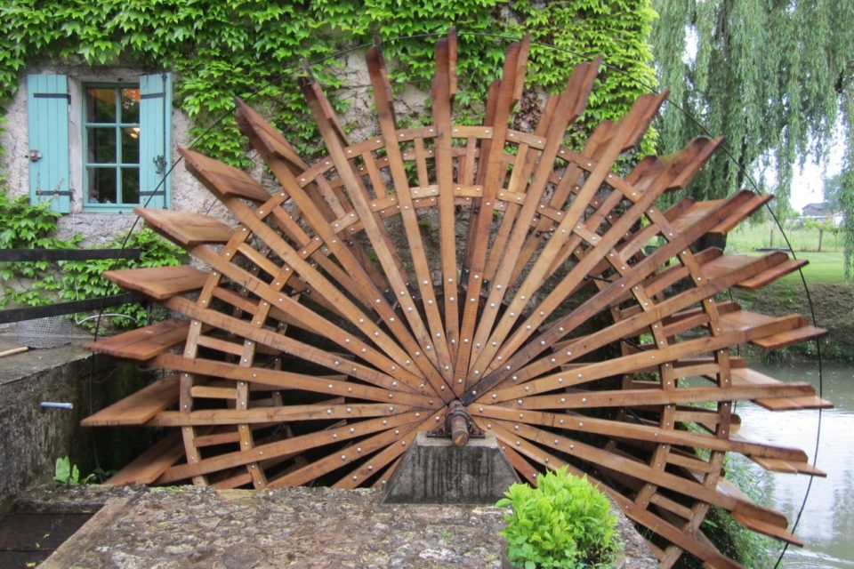 exemple d'une roue à aubes, ancêtre du barrage hydraulique